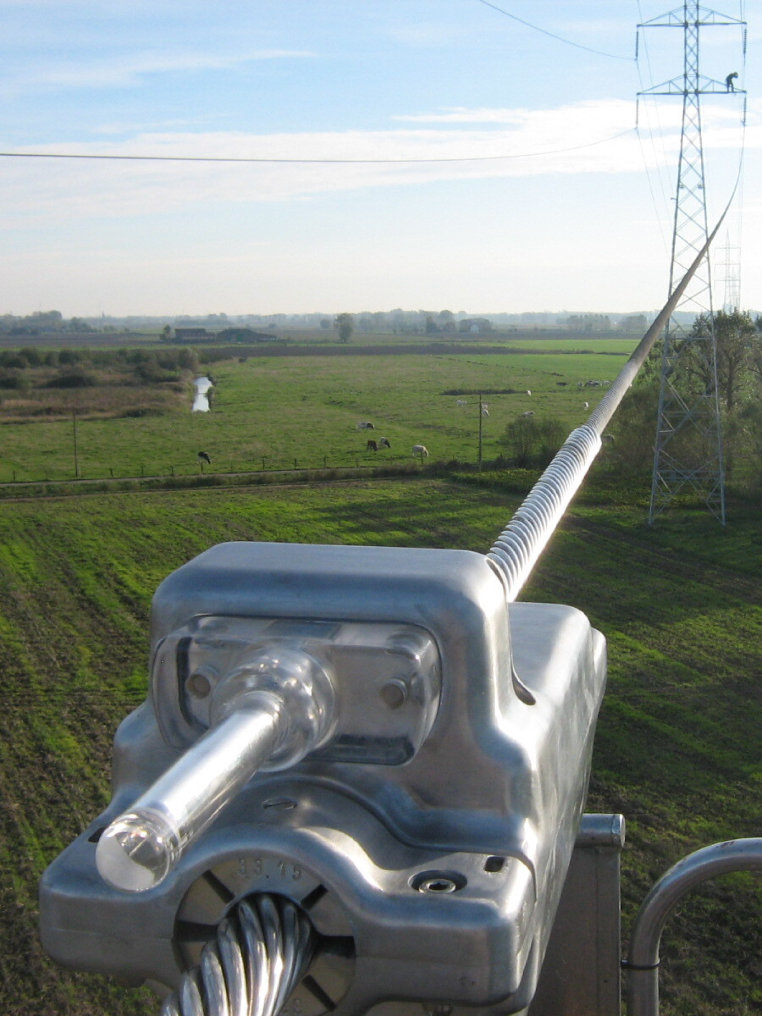 Self-powered sensor for conductor measurements outdoors on a sunny day
